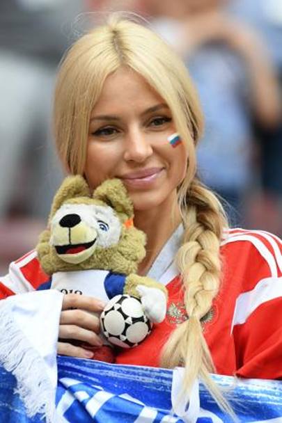 Una tifosa russa con la mascotte del Mondiale. Afp